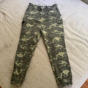 XL camouflage capris